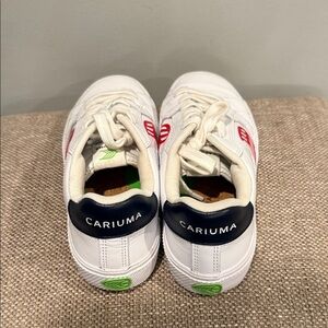 Cariuma Unisex White and Red Salvas Sneakers, Size 7.5 W